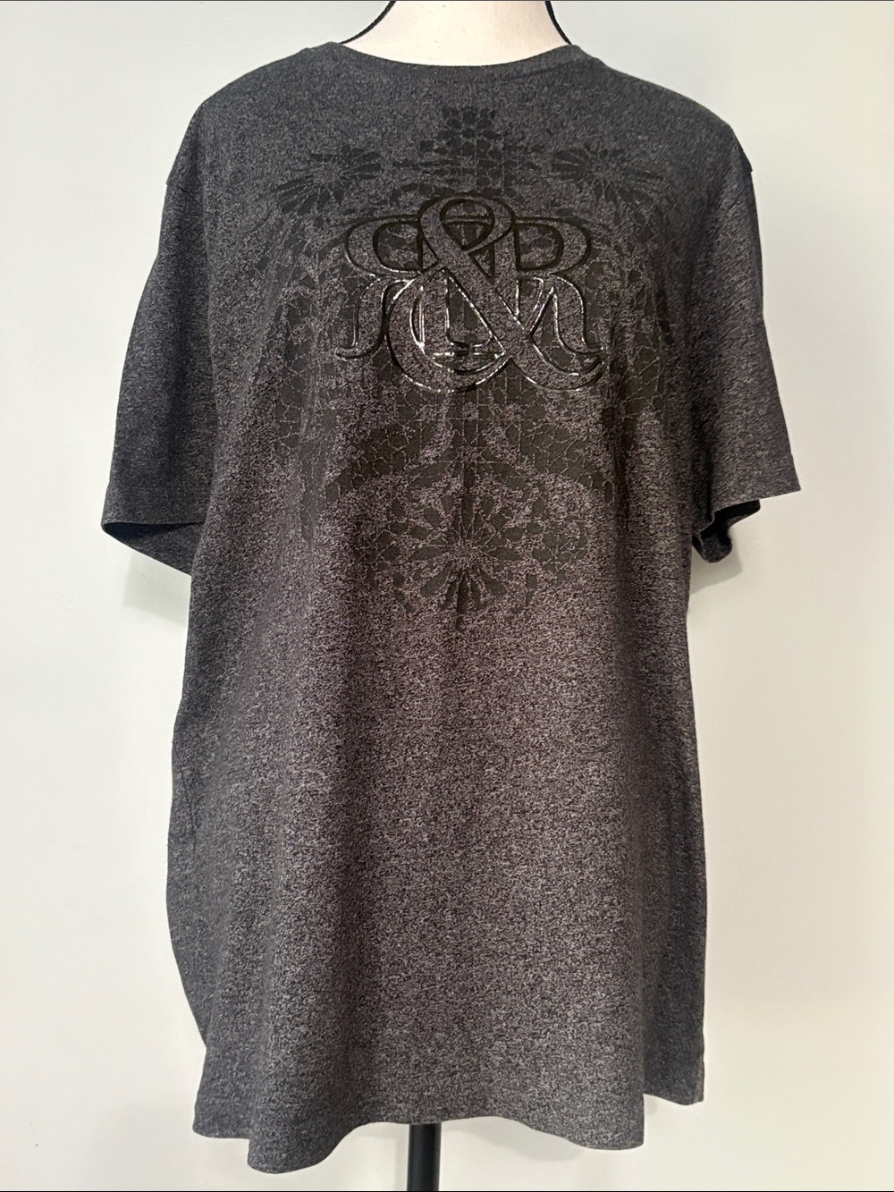 Rock & Republic Men's Heather Charcoal Graphic Crew Neck Tee, Front Logo. Sz—XL